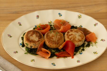 Несладкие сырники с вялеными томатами, песто и форелью