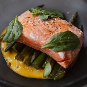 Форель со спаржей и соусом из манго