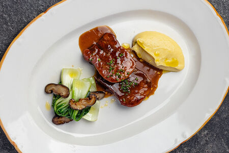 Говяжий язык, пак-чой, грибы, картофельное пюре