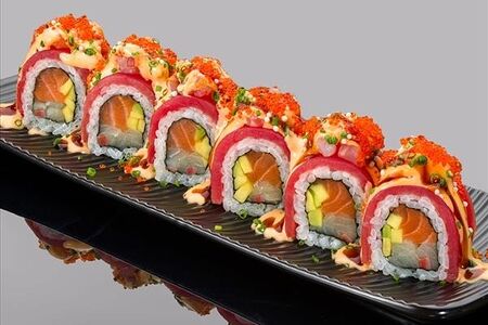 Ролл никкей из тунца еллоуфин, лосося, сибаса в остром соусе