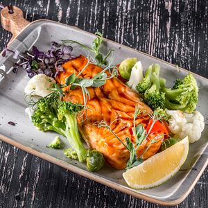 Стейк лосося гриль с овощами