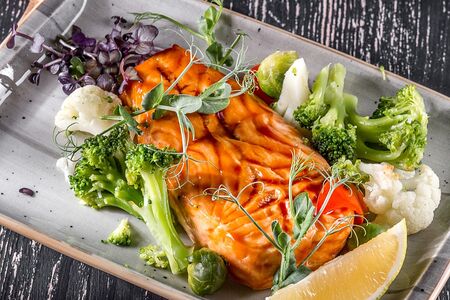 Стейк лосося гриль с овощами Д