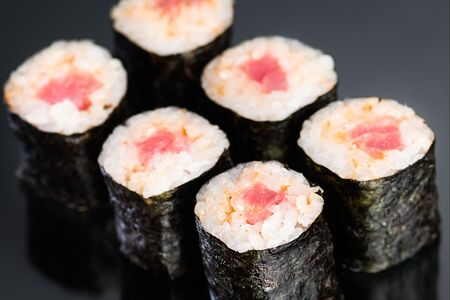 Острый ролл с тунцом