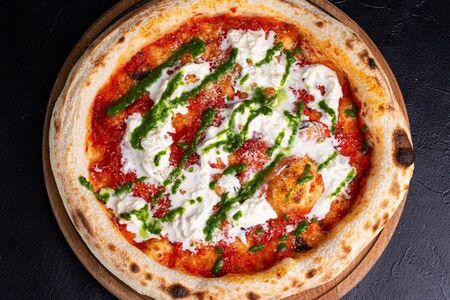 Пицца с томатами и страчателлой