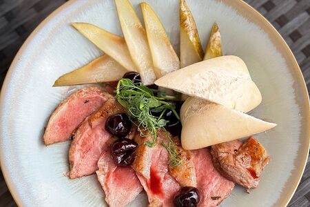 Утка в вишневом соусе