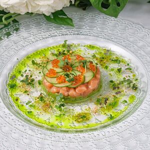 Тартар из лосося и авокадо