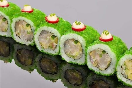 Ролл из сибаса с трюфельным соусом и перцем чили