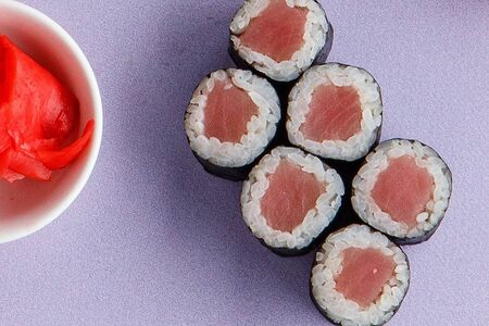 Ролл с тунцом