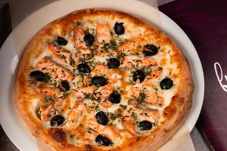 Пицца с форелью, маслинами и белым соусом