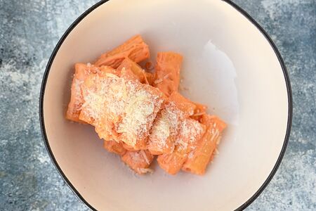 Ригатони с сырным соусом Читос