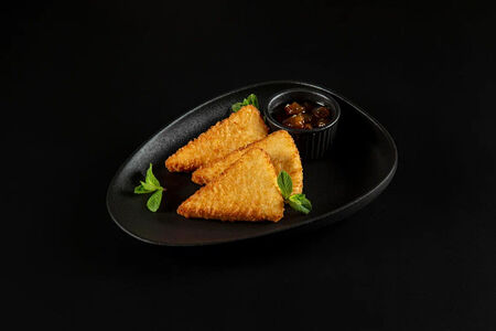 Сулугуни жаренный с вареньем из белой черешни