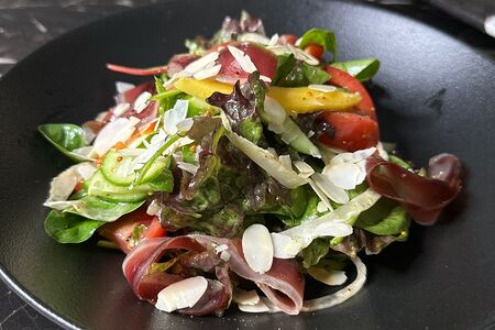 Салат с вяленой уткой и манго