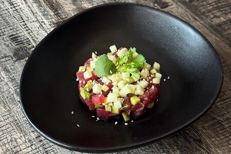 Тартар Тунец, зеленое яблоко, кунжутный дрессинг