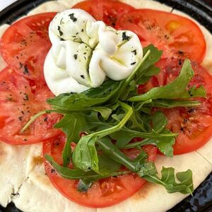 Буррата с томатами на пшеничной лепешке