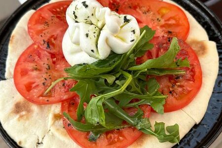 Буррата с томатами на пшеничной лепешке