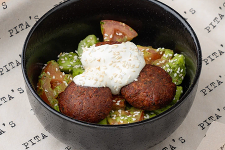 Салат с авокадо и фалафелем