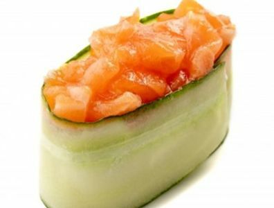 Суши в огурце с лососем спайси