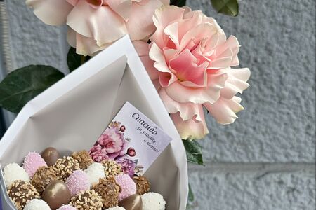 Комбо-набор (Букет клубники и 3 французских розы)