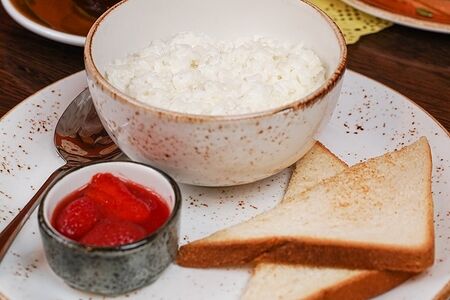 Каша рисовая на кокосовом молоке с соусом из клубники