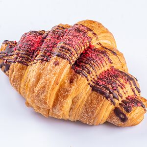 Круассан Шоколад с клубникой