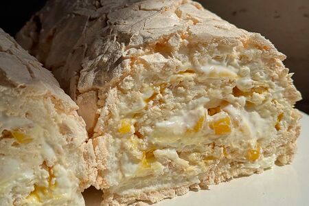 Меренговый рулет манго-маракуйя 