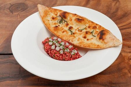 Тартар из телятины с лепешкой