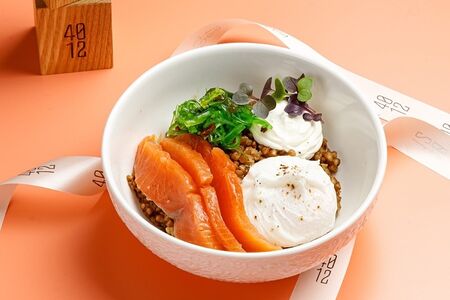 Гречневая каша с форелью, крем-чизом и яйцом пашот