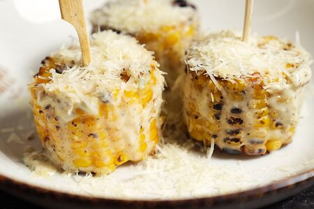 Кукуруза гриль с трюфелем и сыром