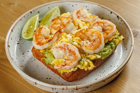 Большой тост с гуакамоле, скрэмблом и тигровыми креветками 