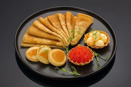 Блины и мини-оладушки с икрой форели