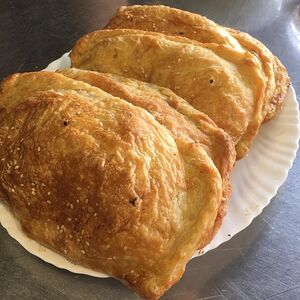 Пирожок с курицей и сыром