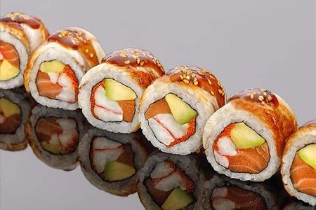 Ролл из камчатского краба, копченого угря и лосося