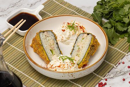 Обжаренный онигири с курицей Цезарь