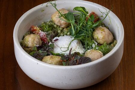 Зеленая гречка с фрикадельками из цыпленка с соусом песто и яйцом пашот