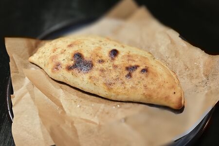 Кальцоне с курицей и грибами