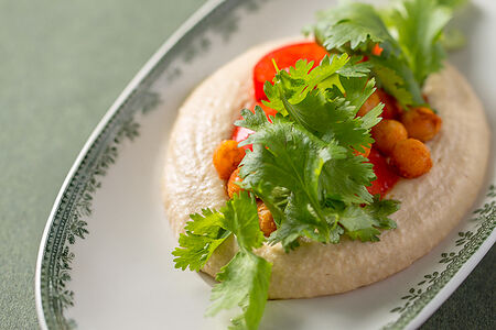 Хумус с томатами и жареным нутом