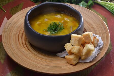 Куриная лапша с чесночным крутоном