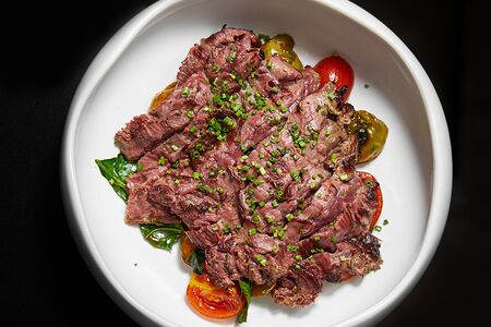 Тальята из диафрагмы с брюссельской капустой и черри в соусе терияки