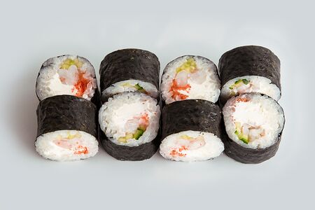 Ролл с креветкой и икрой масаго