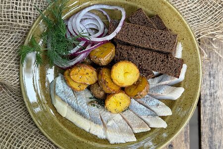 Слабосолёная пряная селёдочка с запечённым картофелем и бородинскими гренками
