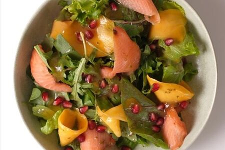Салат с лососем и манго