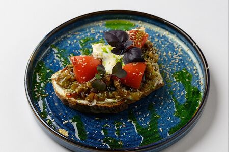 Брускетта с баклажанами и страчателлой