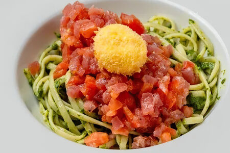 Паста с тартаром из тунца с песто и хрустящим желтком