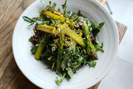 Свекла, руккола и спаржа в горчичном соусе