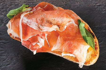 Брускетта с соленой дыней