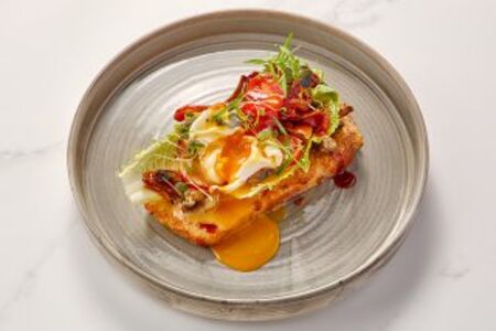 Бриошь с сырокопченой грудинкой