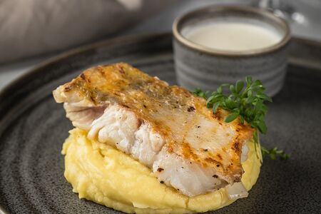 Судак с картофельным пюре и сливочным соусом