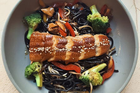 Черная лапша с угрем