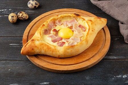 Хачапури по-аджарски с беконом