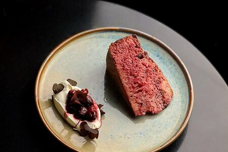 Манный пирог, соус из вишни, сметана